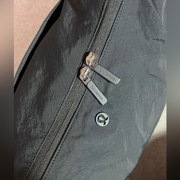 Large Slouchy Sling Bag 13L - Picture 4 of 6